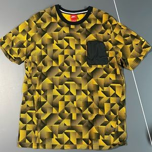 Nike SB men’s x large gold & black shapes Tee Shirt with Left chest zip pocket